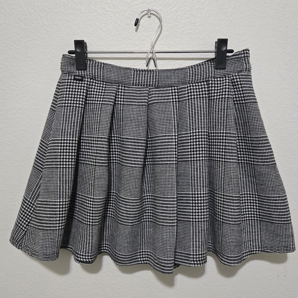Vans Dresses & Skirts - VANS Black White Houndstooth Plaid Pleated Mini Skirt Size 28